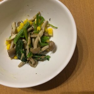 隙間おかず☆しめじとほうれん草とコーンのソテー